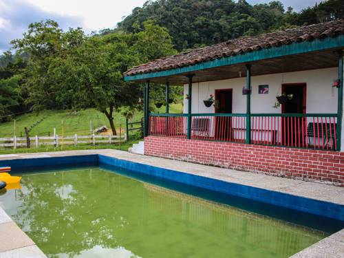 Piscina natural Ecolife, Lago Calima