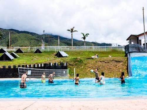 Piscina frente al lago Calima