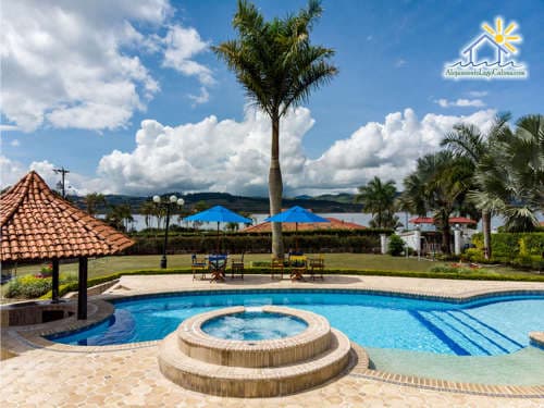 Piscina Finca en Alquiler en el Lago Calima