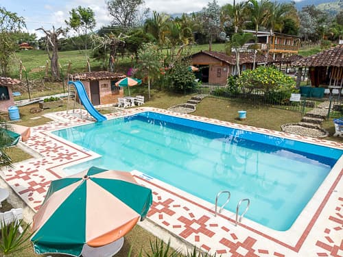 Piscina en el Hotel las cabañas de Maqroll, Lago Calima.