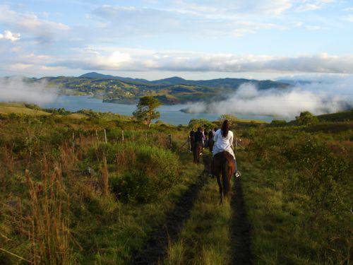 Paseos familiares a caballo en el Lago Calima