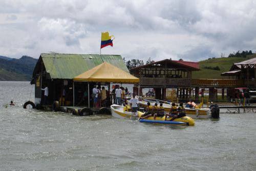 Paseos en lancha, banana y ferri en el Lago Calima