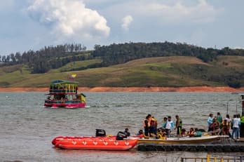 Paseos en lancha, pontón, banan acuatica en el lago CAlima