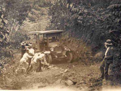 Carro antiguo en el Lago Calima