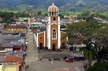 Iglesia en el lago Calima