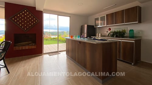 Cocina, casa en venta frente al Lago Calima