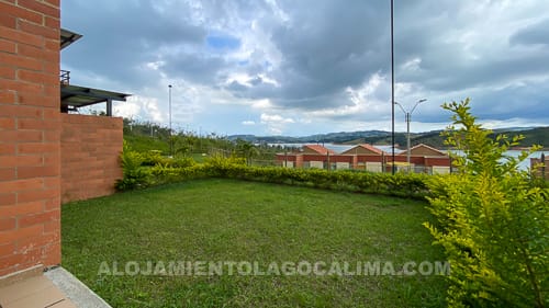 jardin, casa en venta frente al Lago Calima