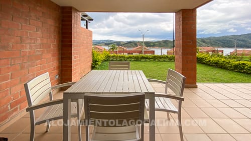 Terraza, casa en venta frente al Lago Calima