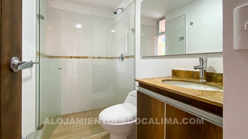 Baño, casa en venta frente al Lago Calima