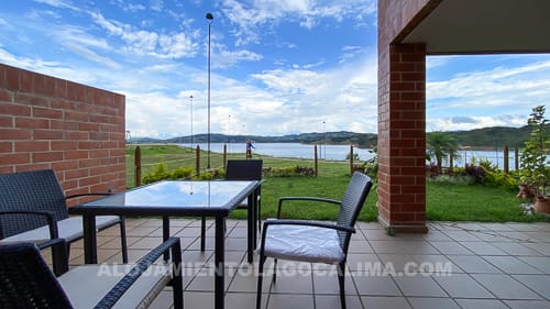 Terraza, casa en venta frente al Lago Calima