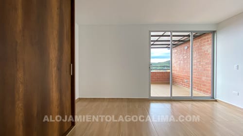 Alcoba principal, casa en venta frente al Lago Calima