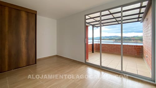 Alcoba principal, casa en venta frente al Lago Calima