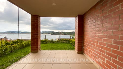 Terraza, casa en venta frente al Lago Calima