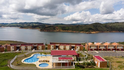 Foto aerea, casa en venta frente al Lago Calima