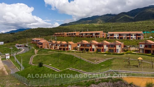 Foto del frente, casa en venta frente al Lago Calima